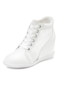 Weiße Wedge-Sneaker mit einem glatten Obermaterial aus Synthetikleder, Schnürdetails an den Seiten und einer strukturierten Sohle für besseren Halt.