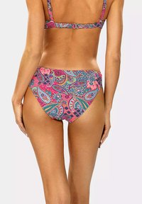 Wielokolorowy bikini z wzorem paisley w kolorach różowym, turkusowym i fioletowym. Regulowane ramiączka i zapięcie na klamrę z tyłu. Wykonane z elastycznego materiału.