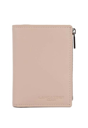 Portafoglio in pelle rosa con chiusura a zip, design minimalista, marchio in rilievo e cuciture a contrasto. Texture liscia con forma compatta.