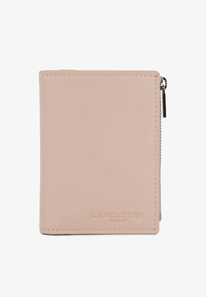 Portafoglio in pelle rosa con chiusura a zip, design minimalista, marchio in rilievo e cuciture a contrasto. Texture liscia con forma compatta.