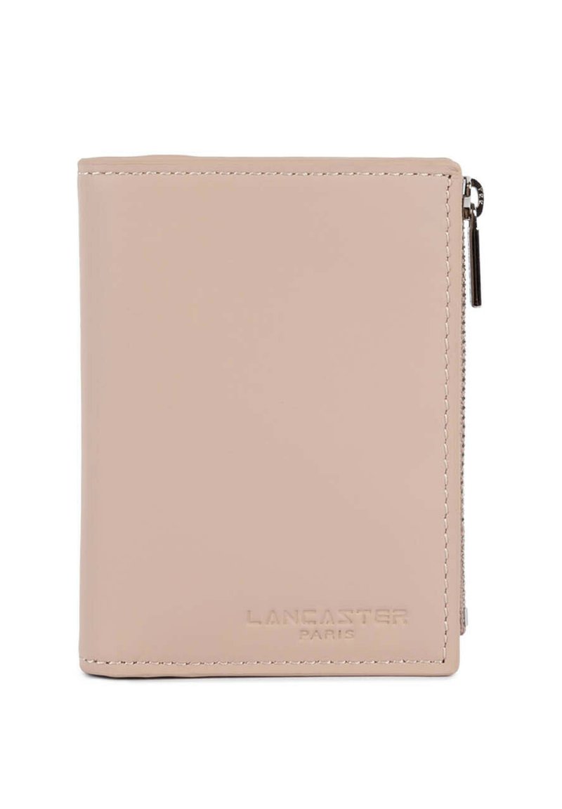 Portefeuille en cuir rose avec fermeture éclair, design minimaliste, marquage en relief et surpiqûres contrastées. Texture lisse avec une forme compacte.