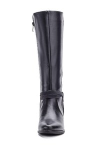 Bota alta de cuero negro con cremallera lateral y correa decorativa alrededor del tobillo, mostrada de frente sobre un fondo blanco.