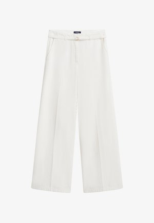 Pantalones blancos de pierna ancha con bolsillos laterales y un cinturón a juego de tela con una pequeña hebilla metálica en la cintura.