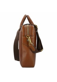 Borsa in pelle marrone con finitura testurizzata, dotata di una cerniera dorata, tasca laterale e una tracolla marrone rimovibile. Forma rettangolare con bordi arrotondati.