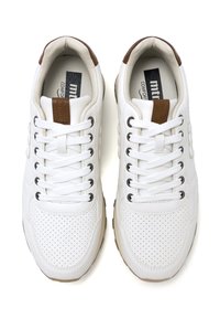 Zapatillas deportivas blancas con cuero texturizado, área del dedo del pie perforada y acentos marrones en el talón. Presenta cordones planos blancos y una suela de goma.