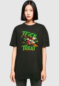 Must värviline puuvillane T-särk "TRICK OR TREAT" graafikuga, kus on koomiksikujutised, millel on lõdvestunud lõige ja lühikesed varrukad.
