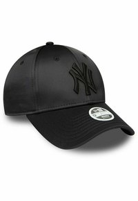 Schwarze Baseballmütze aus glattem Stoff, mit einem eingeprägten schwarzen Logo auf der Vorderseite, einem gebogenen Schild und einem verstellbaren Hinterriemen.