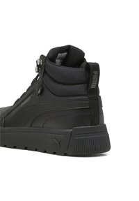 Czarne sneakersy sięgające kostki, wykonane z materiału skórzanego i syntetycznego. Teksturowane wykończenie z wyściełanym kołnierzem, logotypem oraz kontrastującą gumową podeszwą.