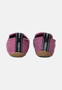 Paarse vilten slippers met een zwart gestreepte band met het label "KITZBÜHEL", voorzien van een gestructureerde rubberen zool en een open hielontwerp.