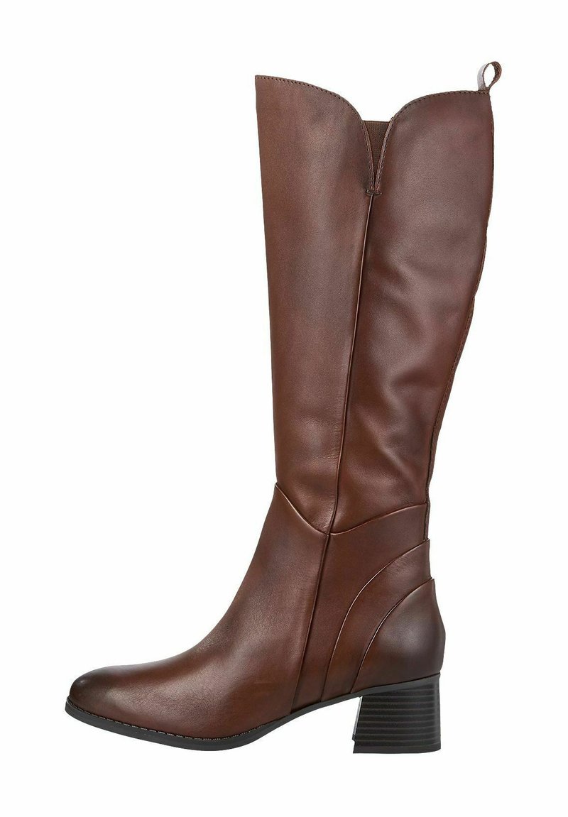 Botte en cuir marron hauteur genou avec un bout rond et un talon carré. Elle présente une texture lisse et des détails de couture minimalistes.