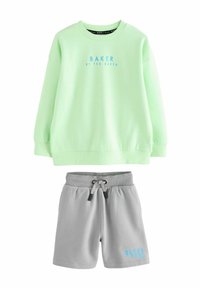 Lichtgroene sweatshirt met het "BAKER" logo in het blauw; gecombineerd met grijze shorts met een bijpassend logo. Beide gemaakt van zachte, comfortabele stof.