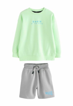 Sweatshirt vert clair avec le logo "BAKER" en bleu ; associé à un short gris comportant le même logo. Les deux sont fabriqués dans un tissu doux et confortable.