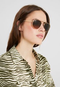 Ray-Ban THE MARSHAL UNISEX - Óculos de sol - gold-coloured/brown