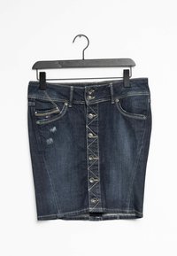 Gonna in denim blu scuro con chiusura frontale a bottoni, design a cinque tasche e lievi segni di usura nella zona della tasca sinistra, appesa a una gruccia nera.