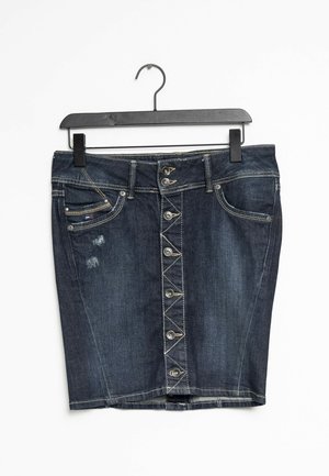 Dunkelblaßer Jeansrock mit vorderem Knopfverschluss, Fünf-Taschen-Design und leichten Abnutzungserscheinungen im Bereich der linken Tasche, hängt an einem schwarzen Kleiderbügel.