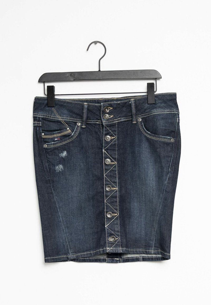 Gonna in denim blu scuro con chiusura frontale a bottoni, design a cinque tasche e lievi segni di usura nella zona della tasca sinistra, appesa a una gruccia nera.