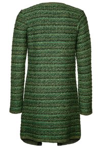 Zelené pletené šaty s texturovaným pruhovaným vzorem, dlouhými rukávy a rovný střih, dosahující do poloviny stehna s kulatým lemem.