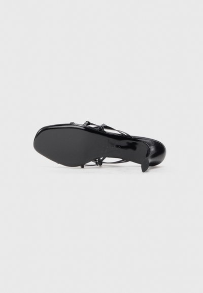 Schwarzer High-Heel-Schuh mit glänzender Oberfläche, offenem Design und Kreuzschnürung. Die Sohle ist glatt und abgerundet.