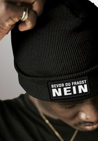 MoonWorks PATCH MIT SPRUCH BEVOR DU FRAGST - NEIN AUFDRUCK LUSTIG - Beanie - schwarz