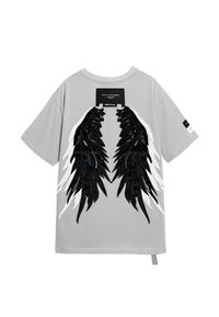 Camiseta de algodón gris con bordado en blanco y negro de alas en la parte posterior, con una etiqueta rectangular en el cuello y acentos en los laterales.