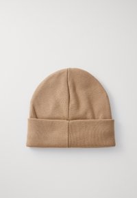 Beige Strickmütze mit umgeschlagenem Rand, aus weichem, dehnbarem Material gefertigt. Sie hat eine glatte Textur und eine nahtlose Oberseite für ein sauberes Design.