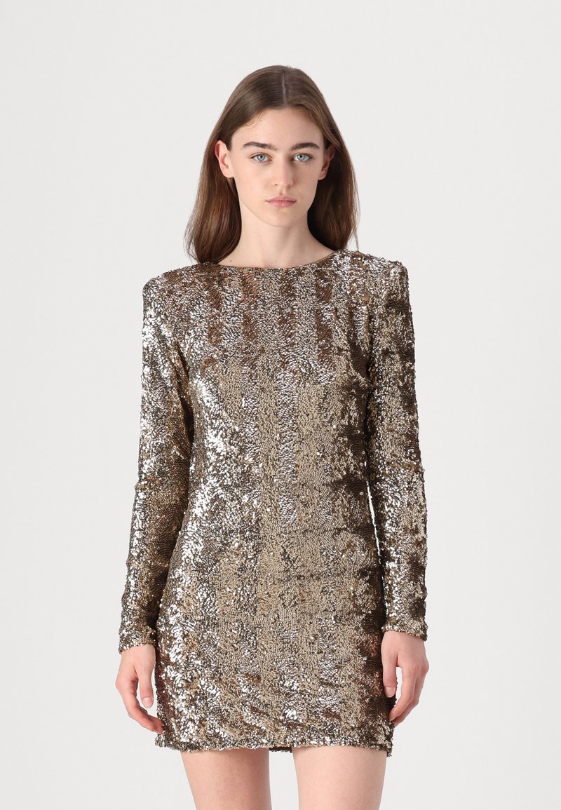 Robe mini à manches longues recouverte de paillettes dorées et argentées, avec un col rond et une silhouette ajustée. Texturé lisse.