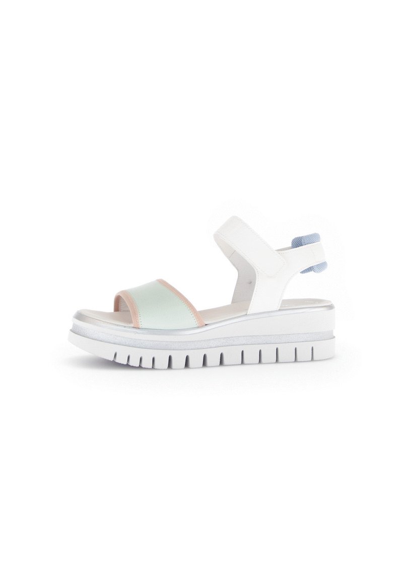Platform sandalen met een witte zool, mintgroene en koraalkleurige banden, een gestructureerde hak en een rubberen zool met een gegroefd patroon.