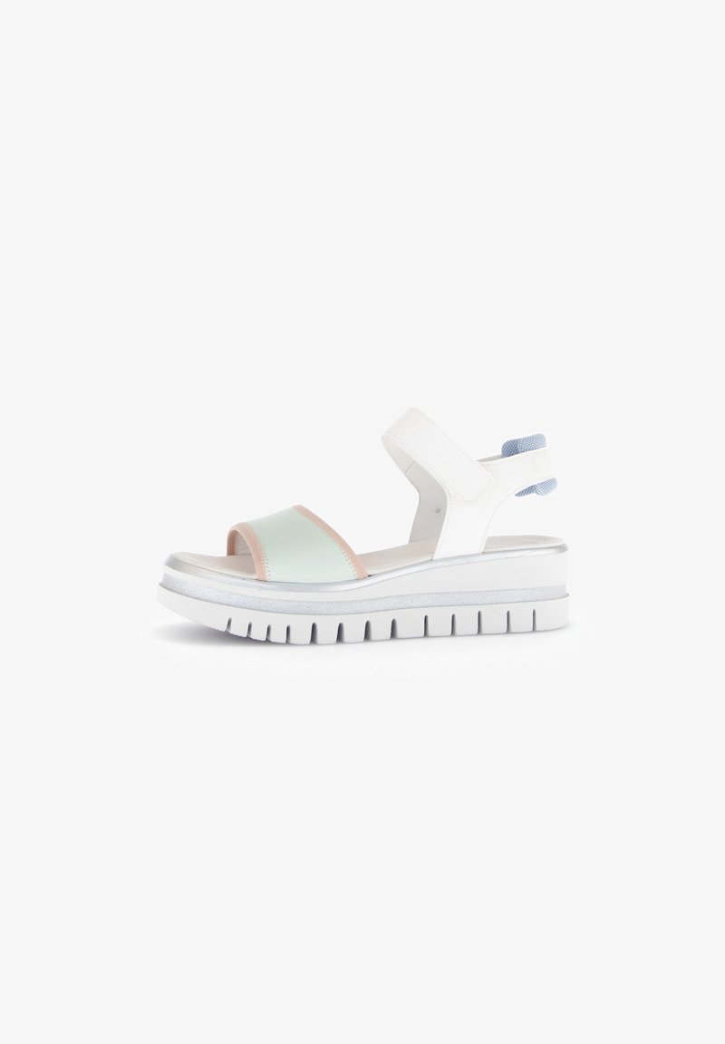 Platform sandalen met een witte zool, mintgroene en koraalkleurige banden, een gestructureerde hak en een rubberen zool met een gegroefd patroon.