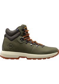 Botas de senderismo de color verde oscuro con una parte superior de cuero texturizado, cuello acolchado, cordones naranjas, ojales de metal y una suela de goma con un patrón de tracción.