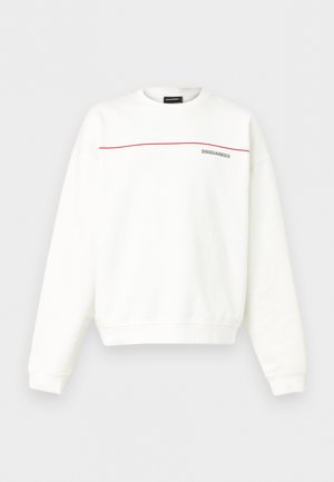 Felpa bianca a maniche lunghe con una sottile linea orizzontale rossa sul petto e il testo "DSQUARED2" nella parte superiore sinistra.