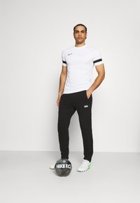 Nike Performance ACADEMY - Camiseta deportiva - white/black