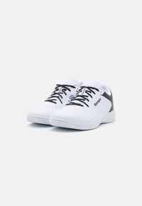 Scarpe sportive bianche con lacci neri, caratterizzate da una tomaia in mesh testurizzata, un design stampato e un accento nero a contrasto sul tallone.