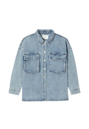 Veste en denim bleu clair à manches longues, deux grandes poches avant à rabat, fermeture par boutons-pression au centre.