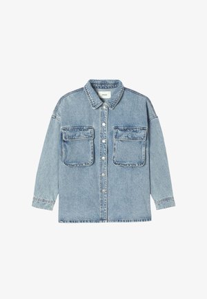 Veste en denim bleu clair à manches longues, deux grandes poches avant à rabat, fermeture par boutons-pression au centre.