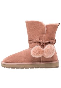 Růžové sametové kotníkové boty s texturovaným povrchem, huňatou podšívkou, dekorační mašlí a akcenty v podobě bambulí; plochá gumová podešev.