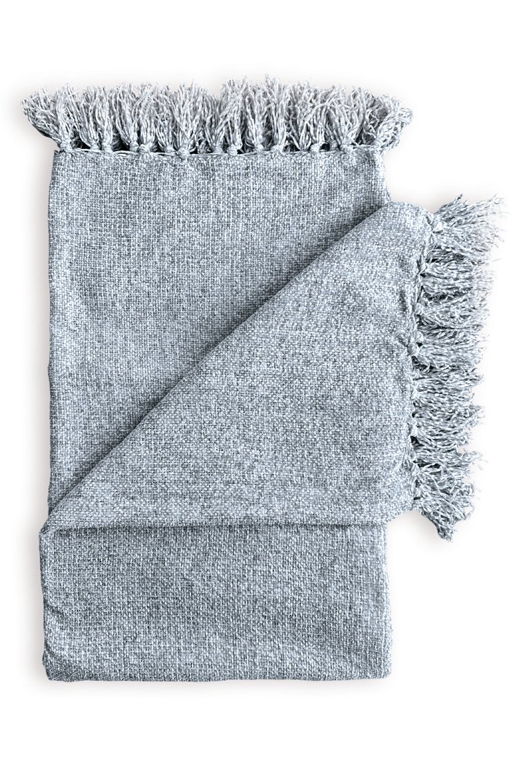 Šedá tkaná deka s třásněmi, se strukturovaným vzorem. Přeložená na polovinu, aby zobrazila obě strany a detail třásní.