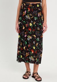 Jupe midi noire avec un motif coloré de soleil, lune, fleurs et étoiles. Taille élastiquée, coupe ample, tissu léger.
