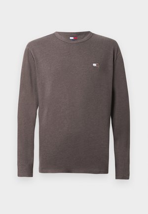 Tommy Jeans, TONAL TOMMY BADGE LONG SLEEVE T-SHIRT - Longsleeve - black walnut