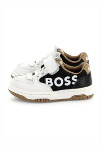 Sneakers bianchi e neri con una combinazione di pelle e dettagli in tessuto. Presentano una chiusura in velcro, un grande logo "BOSS" e un interno beige.