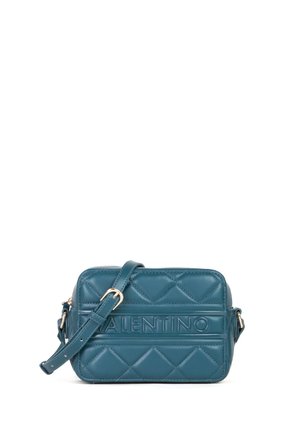 Borsa a spalla in pelle trapuntata verde acqua con tracolla regolabile, caratterizzata da un logo impresso e una forma rettangolare.