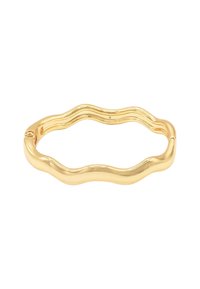 Gullbølgeformet ring med glatt, glitrende overflate og vekslende kurver. Har et enkelt design uten tilleggselementer eller mønstre.