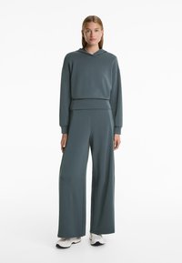 OYSHO SOFT TOUCH CROP HOODED WITH FITTED WAIST - Felpa con cappuccio - mottled grey