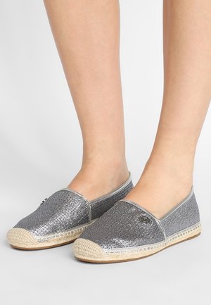 Chaussures à enfiler en argent scintillant avec une semelle en jute tissée, bout arrondi et une finition lisse contrastante autour du bord supérieur.