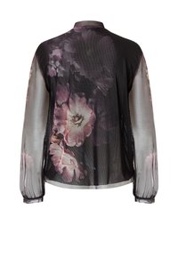Durchsichtige schwarze Bluse mit floralem Muster, langen, luftigen Ärmeln, Rundhalsausschnitt und einem Muster aus rosa Blumen auf dunklem Hintergrund.
