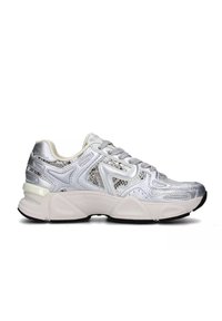 Scarpa da ginnastica atletica argento con tomaia in mesh strutturato, suola bianca a contrasto e evidenti dettagli in gomma. Presenta dettagli intricati e lacci.