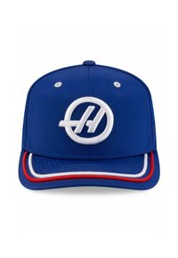 Niebieska czapka baseballowa z zaokrągloną koroną, białym haftowanym logo oraz czerwonym i białym wykończeniem na daszku. Wykonana z poliestru.