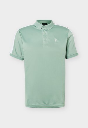 Svijetlozelena polo majica kratkih rukava s tri gumba, bijele pruge na ramenima i malim bijelim logom na lijevoj strani prsa.