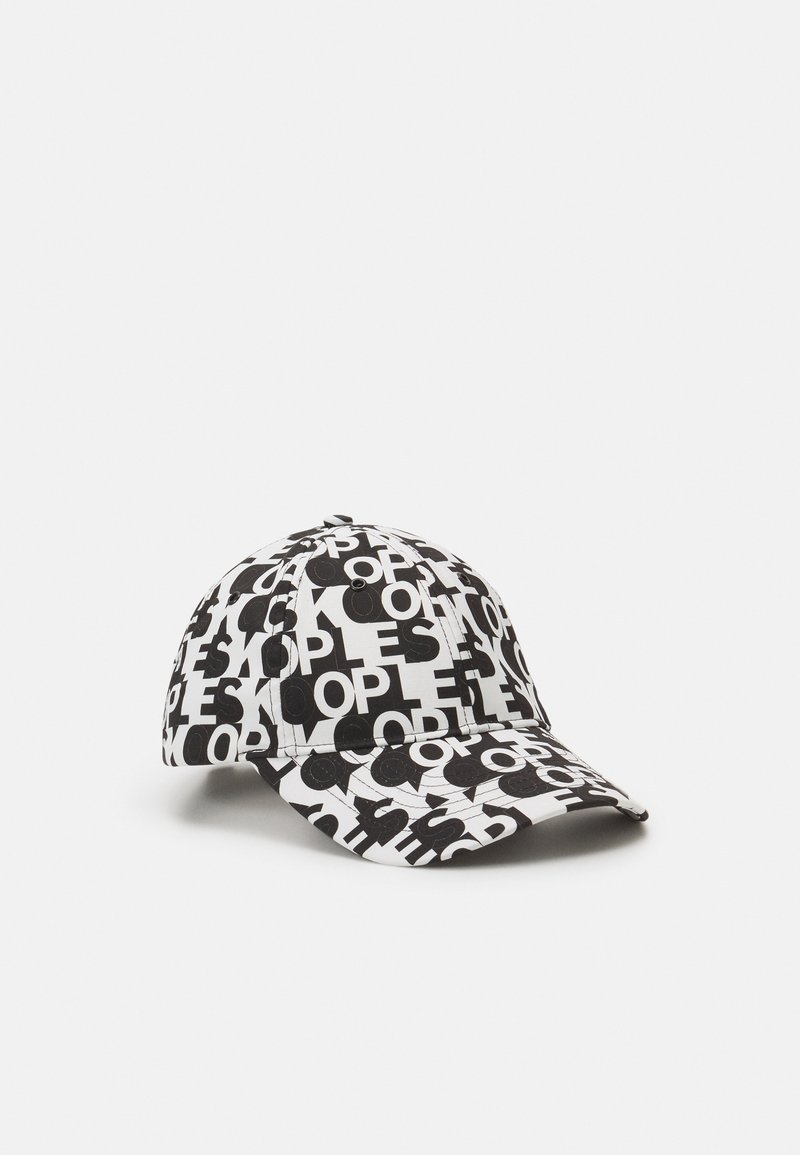 Casquette de baseball avec des lettres noires et blanches qui se chevauchent formant un motif couvrant toute la casquette.