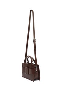 Borsa a mano in pelle marrone con un design strutturato, doppi manici superiori e una tracolla removibile. Presenta un accentuato dettaglio a forma di fiocco.
