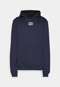 Sudadera de color azul marino con bolsillo canguro frontal, puños acanalados y parche con el logo "HUGO" centrado debajo del escote.
